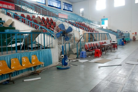 Khu vực đại biểu khán đài A nhà thi đấu đa năng ngổn ngang sau vụ sập trần. Khu vực đại biểu khán đài A nhà thi đấu đa năng ngổn ngang sau vụ sập trần.