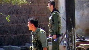 Các tay súng đột chiếm quảng trường al-Hurriya ở Daraa, Syria. Ảnh: AFP.