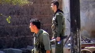 Các tay súng đột chiếm quảng trường al-Hurriya ở Daraa, Syria. Ảnh: AFP.