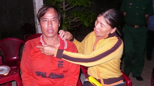 Bà Phan Thị Ánh vợ của thuyền trưởng Bùi Thu vui mừng khi chồng trở về. Bà Phan Thị Ánh vợ của thuyền trưởng Bùi Thu vui mừng khi chồng trở về.