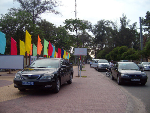 Nhiều người tham gia giao thông trên đường Bạch Đằng không khỏi bức xúc khi nhìn thấy cảnh này. Nhiều người tham gia giao thông trên đường Bạch Đằng không khỏi bức xúc khi nhìn thấy cảnh này.