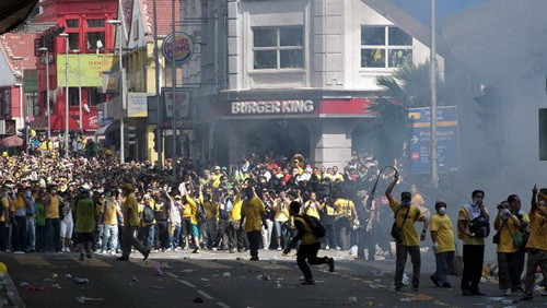 Người biểu tình thách thức cảnh sát gần quảng trường Merdeka hôm 28/4. Ảnh: AFP. Người biểu tình thách thức cảnh sát gần quảng trường Merdeka hôm 28/4. Ảnh: AFP.
