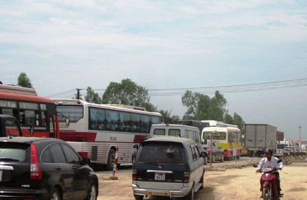 Hàng nghìn chiếc xe nối đuôi nhau trên quốc lộ. Hàng nghìn chiếc xe nối đuôi nhau trên quốc lộ.