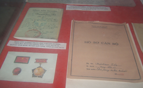 Hồ sơ, bằng cấp, huân huy chương của cán bộ đi B, nay trao trả lại cho họ. Hồ sơ, bằng cấp, huân huy chương của cán bộ đi B, nay trao trả lại cho họ.