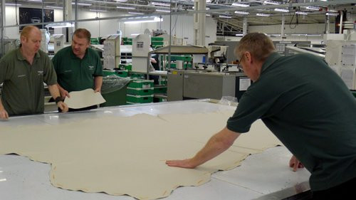 Dù đã tới thăm nhiều nhà máy xe hơi của nhiều hãng xe danh tiếng trên thế giới, nhưng tại Crewe, khi tận mắt được ngắm nhìn và được giới thiệu tỉ mỉ về từng công đoạn cho ra đời những mẫu Bentley danh tiếng, chúng tôi không kìm được sự phấn khích và choáng ngợp… Chỉ riêng bộ ghế da của mỗi chiếc Bentley đã là một câu chuyện thú vị. Loại da dùng cho ghế ngồi, vô lăng, cần số và nội thất của Bentley đều dùng một loại da bò, đó là loại bò đực sống ở miền Nam nước Đức và bán đảo Scandinavia. Ảnh: Các nghệ nhân đang lựa chọn da.