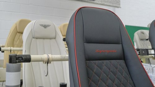 Hơn thế nữa, mỗi chiếc Bentley tiêu tốn một con số không nhỏ da bò, chỉ riêng mỗi chiếc Continental GT đã tiêu tốn từ 10 tới 11 bộ da bò, còn mỗi chiếc Continental Flying Spur thì cần từ 13 tới 14 bộ, còn mỗi chiếc Mulsanne thì cần tới 16 hoặc 17 bộ da. Điều khiến mỗi chiếc Bentley cần nhiều số da bò đến vậy là do chỉ vùng da lưng và chân bò được sử dụng, các phần cổ, đuôi và vùng da nhăn đều bị loại bỏ. Và để cho ra đời một bộ ghế da tại đây cần tới 70 giờ làm việc của các nghệ nhân, từng chi tiết, từng mũi khâu đều được làm thủ công và tỉ mỉ bằng tay, duy chỉ có logo là được khâu 5103 mũi bằng máy. Ảnh: Các mẫu ghế da khác nhau.