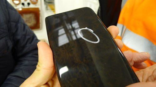 Tại đây, tùy theo yêu cầu của khách hàng về màu gỗ nội thất mà loại gỗ nào, vân gỗ nào sẽ được lựa chọn. Từ màu sáng tới màu tối, từ nhiều vân gỗ tới ít vân gỗ, từ hình hài tới đường nét. Tất cả những tiêu chuẩn khắt khe theo tiêu chuẩn của Bentley đều phải được đáp ứng trong mỗi loại gỗ đưa vào sử dụng cho xe. “Cần tới 5 tuần để hoàn tất các chi tiết gỗ cho một chiếc xe” – ông Robin Peel nói với chúng tôi khi giới thiệu từng bước của quy trình. Ảnh: Một lỗi nhỏ như đầu kim cũng được đánh dấu và loại bỏ.