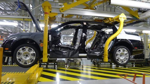 Trong đó, cần tới 3 tuần để làm khô gỗ trong môi trường đặc biệt của nhà máy Bentley, sau đó là 2 tuần để làm các công việc như tạo hình, đánh bóng và các yêu cầu đặc biệt của khách hàng. Gỗ sử dụng trong xe Bentley phài đáp ừng được tiêu chuẩn có các vân gỗ đối xứng nhau, các miếng gỗ được sử dụng phải có một đường thẳng ở chính giữa và hai bên cân đối nhau như soi gương. Đây là một tiêu chuẩn rất khắt khe của Bentley. Và để chọn ra được một lượng gỗ dùng cho một chiếc Bentley cần tới 10m2 gỗ nguyên khối, trong đó có tới 8m2 bỏ đi và chỉ 2m2 được sử dụng. Ảnh: Chuẩn bị chuyển sang công đoạn hoàn thiện nội thất.