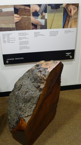 “We start where others stop” – tạm dịch là “Chúng tôi bắt đầu nơi mọi người dừng lại”, câu nói khắc sâu vào tâm trí và tạo nên động lực cho tất cả những người làm việc ở nhà máy Bentley. Ở đây, Bentley không chế tạo một chiếc ôtô, mà một đẳng cấp, niềm đam mê, sáng tạo và được tạo nên bằng trái tim và khối óc là những gì mà Bentley dành cho những khách hàng của mình. Đó cũng là điều mà những người tạo nên những chiếc xe Bentley lừng danh ở nhà máy vùng Crewe miền Bắc nước Anh đã gọi mình là “nghệ nhân”. Ảnh: Đây là một khối gỗ nguyên gốc trước khi được gia công cho nội thất xe.