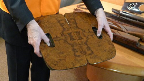 Còn mỗi chiếc vô lăng của Bentley cũng đều được khâu bằng tay với số mũi khâu là 540 mũi. Và để hoàn thành một chiếc vô lăng, các công nhân ở nhà máy Bentley phải cần tới 5 giờ 15 phút. Hơn thế, mỗi khách hàng đều có thể chọn màu da, màu chỉ, phối bất cứ màu nào cho chiếc xe của mình, chỉ đơn giản là đưa ra màu bạn thích. Bentley sẽ làm điều đó cho chiếc xe của bạn. Và mỗi khách hàng của Bentley khi tới nhà máy để xem chiếc xe của mình ra đời đều đưa ra những yêu cầu rất riêng, và điều đó tạo nên đẳng cấp và phong cách của chủ nhân những chiếc Bentley không giống ai. Ảnh: Miếng gỗ cần phải có hoa văn đối xứng nhau như thế này mới được sử dụng cho xe Bentley.