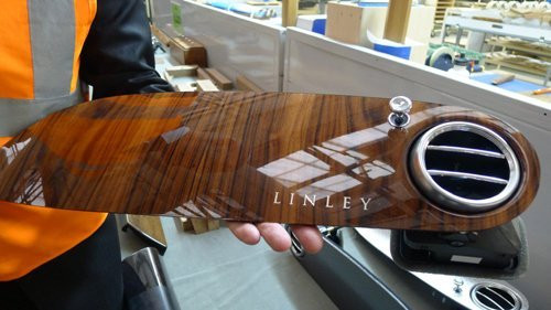 Cũng tại nhà máy Crewe này, Bentley sẵn lòng đáp ứng mọi yêu cầu nhỏ nhặt nhất của mỗi khách hàng. “Bà ấy đưa cho tôi xem màu sơn móng tay và màu chiếc túi xách của bà ấy, và chiếc xe chúng tôi giao cho bà ấy có màu sơn giống màu sơn móng tay và màu ghế da thì giống màu túi xách của bà ý” – ông Robin Peel tiếp tục chia sẻ với chúng tôi một vài ví dụ về những yêu cầu của khách hàng. Ảnh: Khách hàng có thể tuỳ chọn mẫu vân gỗ và đưa tên mình lên nếu thích.