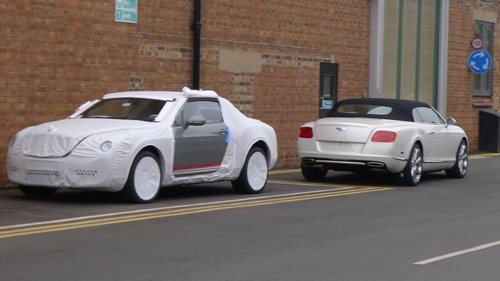 Dù công đoạn sản xuất khắt khe như vậy, nhưng khi công đoạn này hoàn tất vẫn còn có một đội ngũ những người giàu kinh nghiệm kiểm tra các sản phẩm gỗ hoàn thiện, tất cả phải đảm bảo không có một tì vết, dù nhỏ như đầu kim có trên mặt gỗ của xe Bentley. Ảnh: Chuẩn bị xuất xưởng.