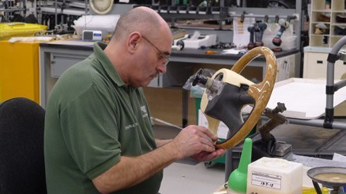 Và để chứng minh điều đó rõ ràng hơn, chúng tôi được tới thăm phân xưởng sản xuất gỗ thủ công cho nội thất xe Bentley. Đây có thể nói là một phân xưởng vô cùng quan trọng trong việc chế tạo nội thất cho tất cả xe Bentley. Ảnh: Một nghệ nhân của Bentley đang khâu vô lăng.