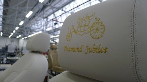 Một câu hỏi được đặt ra là mỗi chiếc Bentley cần mất bao lâu để hoàn thiện? Câu hỏi này không có một câu trả lời cố định. Ông Robin chia sẻ với chúng tôi: “Tại đây, chúng tôi mang tới cho khách hàng sự hoàn mỹ, và để có điều đó khách hàng phải cho chúng tôi thời gian”. Đúng như vậy, phải có thời gian mới có thể tạo ra được những sản phẩm hoàn mỹ nhưng không phải ở đâu có thời gian cũng có thể tạo ra được sự hoàn mỹ. Và nơi đây, thành phố Crewe nhỏ nhắn và yên bình, chỉ có thời gian ở đây mới có thể tạo ra được những chiếc Bentley huyền thoại và trứ danh khiến cả thế giới ngưỡng mộ. Ảnh: Phiên bản đặc biệt kỷ niệm 60 năm trị vì của nữ hoàng Anh.