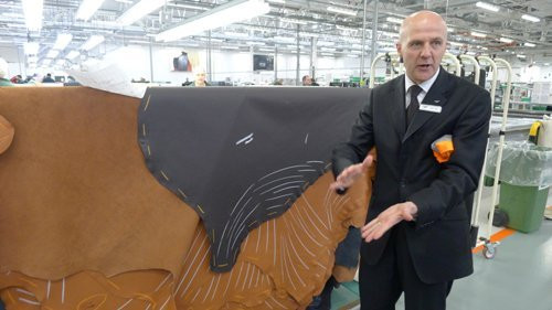 Chỉ bò nuôi ở hai nơi này đáp ứng được tiêu chuẩn của Bentley vì khí hậu ở các khu vực này mát mẻ, bò có sức sống và vận động đều. Đặc biệt, ở hai vùng này không có muỗi nên trên da bò không bị những nốt muỗi đốt. Bentley không bao giờ chấp nhận sử dụng cho những chiếc xe của mình những loại da kém phẩm chất. Ảnh: Mỗi miếng da này là một con bò.