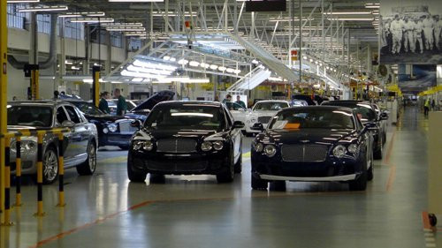 “Tại đây, các bạn sẽ được tận mắt chiêm ngưỡng những tác phẩm của chúng tôi, những tác phẩm mà chúng tôi gọi đó là nghệ thuật” – ông Robin Peel mở đầu câu chuyện khi đưa chúng tôi bước qua cánh cửa an ninh của nhà máy Bentley. Thật choáng ngợp và đầy phấn khích khi nhìn những dãy hàng dài các mẫu xe Bentley bóng loáng đang được chăm sóc tỉ mỉ.