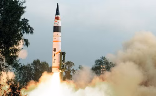 Tên lửa đạn đạo liên lục địa Agni-V rời bệ phóng. Ảnh: Tân Hoa xã.