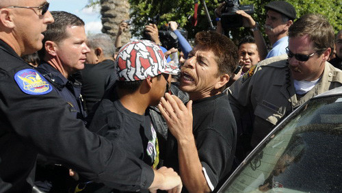 Ngay khi đạo luật này được ban hành nó đã gây tranh cãi trong dư luận ở Arizona. Ảnh: Reuters. Ngay khi đạo luật này được ban hành nó đã gây tranh cãi trong dư luận ở Arizona. Ảnh: Reuters.