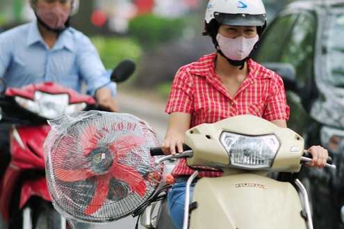 Vào hè, quạt điện bắt đầu bán chạy. Ảnh: Hoàng Hà.