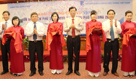 Lãnh đạo tỉnh cắt băng khai trương hệ thống wifi.