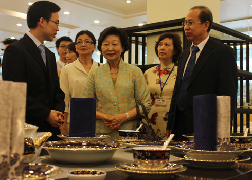 Đại diện Minh Long cho biết, thành phần men được đưa thêm những phụ gia kích cỡ nano để đảm bảo liền mặt cho sản phẩm, vừa bền, đẹp, đảm bảo vệ sinh. Đại diện Minh Long cho biết, thành phần men được đưa thêm những phụ gia kích cỡ nano để đảm bảo liền mặt cho sản phẩm, vừa bền, đẹp, đảm bảo vệ sinh.