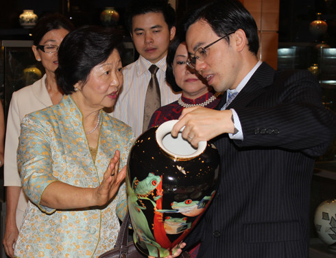 Bà Mary Tan nhận xét các sản phẩm tại đây rất độc đáo, vừa mang đậm bản sắc văn hóa Việt Nam vừa có thể tạo được vị thế trên thị trường quốc tế nhờ tính độc đáo và sáng tạo của nó. Bà Mary Tan nhận xét các sản phẩm tại đây rất độc đáo, vừa mang đậm bản sắc văn hóa Việt Nam vừa có thể tạo được vị thế trên thị trường quốc tế nhờ tính độc đáo và sáng tạo của nó.