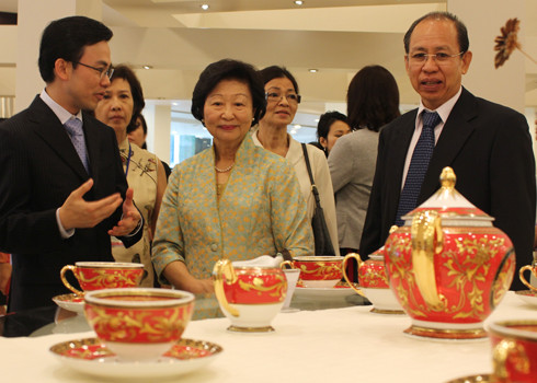 Bà Mary Tan ấn tượng khi được xem bộ trà "Quốc sắc", bộ sản phẩm đồ ăn "Ngọc biển"... Những sản phẩm này được thiết kế với hoa văn tinh xảo, tạo nên phong cách sang trọng cho không gian xung quanh. Các bộ sản phẩm cũng kết hợp giữa văn hóa dân tộc với phong cách hiện đại nước ngoài để tạo ra những sản phẩm đặc sắc, mang được hồn thời đại. Bà Mary Tan ấn tượng khi được xem bộ trà "Quốc sắc", bộ sản phẩm đồ ăn "Ngọc biển"... Những sản phẩm này được thiết kế với hoa văn tinh xảo, tạo nên phong cách sang trọng cho không gian xung quanh. Các bộ sản phẩm cũng kết hợp giữa văn hóa dân tộc với phong cách hiện đại nước ngoài để tạo ra những sản phẩm đặc sắc, mang được hồn thời đại.