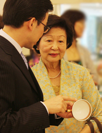 Bà Mary Tan rất ấn tượng khi tận mắt ngắm nhìn các sản phẩm sứ chất lượng cao, vừa đẹp, trắng, trong, mỏng, đảm bảo độ bền và hơn hết là tiêu chí an toàn, không có hóa chất động hại, bảo vệ sức khỏe người tiêu dùng. Bà Mary Tan rất ấn tượng khi tận mắt ngắm nhìn các sản phẩm sứ chất lượng cao, vừa đẹp, trắng, trong, mỏng, đảm bảo độ bền và hơn hết là tiêu chí an toàn, không có hóa chất động hại, bảo vệ sức khỏe người tiêu dùng.