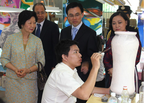 Thăm xưởng chế tác các sản phẩm gốm, Bà Mary Tan khá ngạc nhiên trước sự khéo tay của những người thợ gốm Việt Nam. Thăm xưởng chế tác các sản phẩm gốm, Bà Mary Tan khá ngạc nhiên trước sự khéo tay của những người thợ gốm Việt Nam.