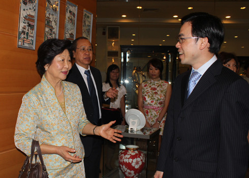 Sáng 26/4, Phu nhân Tổng thống Singapore, bà Mary Tan đã đến tham quan showroom Minh Long I tại Minh Sáng Plaza, Bình Dương. Đây là hoạt động trong khuôn khổ chuyến thăm chính thức Việt Nam của Tổng thống Singapore Tony Tan Keng Yam cùng phu nhân. Công ty này được chọn là doanh nghiệp tiêu biểu của tỉnh Bình Dương cho chuyến viếng thăm của bà Mary Tan. Sáng 26/4, Phu nhân Tổng thống Singapore, bà Mary Tan đã đến tham quan showroom Minh Long I tại Minh Sáng Plaza, Bình Dương. Đây là hoạt động trong khuôn khổ chuyến thăm chính thức Việt Nam của Tổng thống Singapore Tony Tan Keng Yam cùng phu nhân. Công ty này được chọn là doanh nghiệp tiêu biểu của tỉnh Bình Dương cho chuyến viếng thăm của bà Mary Tan.