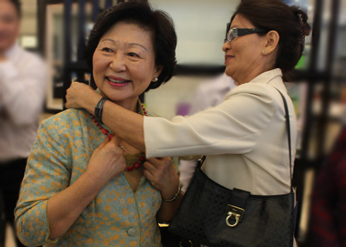 Đại diện công ty tặng Phu nhân chiếc vòng cổ được làm từ gốm sứ. Đại diện công ty tặng Phu nhân chiếc vòng cổ được làm từ gốm sứ.