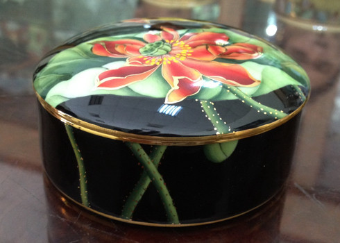 Và một phần quà nhỏ là chiếc hộp nữ trang xinh xắn. Phu nhân Mary Tan rất vui khi được tham quan và tìm hiểu quy trình sản xuất gốm Việt. Bà cho rằng các sản phẩm gốm Việt đặc sắc, đẹp, vừa mang phong cách dân tộc vừa thể hiện tính hiện đại không thua kém các sản phẩm khác trên thế giới. Và một phần quà nhỏ là chiếc hộp nữ trang xinh xắn. Phu nhân Mary Tan rất vui khi được tham quan và tìm hiểu quy trình sản xuất gốm Việt. Bà cho rằng các sản phẩm gốm Việt đặc sắc, đẹp, vừa mang phong cách dân tộc vừa thể hiện tính hiện đại không thua kém các sản phẩm khác trên thế giới.