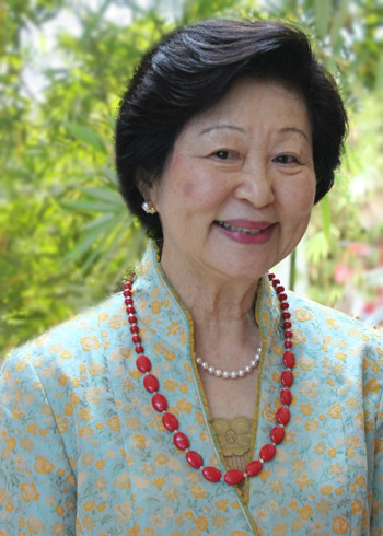 Bà Mary Tan rất vui với món quà ý nghĩa này. Bà Mary Tan rất vui với món quà ý nghĩa này.