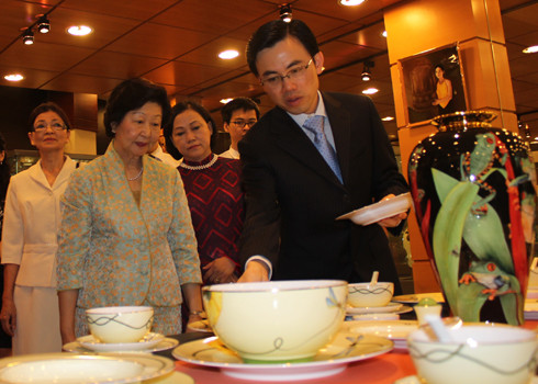 Tại showroom, đoàn đã có buổi trò chuyện với Ban giám đốc công ty, tìm hiểu thêm về quy trình sản xuất sản phẩm sứ thông qua phim tư liệu. Sau đó, Phu nhân đã đi tham quan showroom trưng bày các sản phẩm gốm sứ. Tại showroom, đoàn đã có buổi trò chuyện với Ban giám đốc công ty, tìm hiểu thêm về quy trình sản xuất sản phẩm sứ thông qua phim tư liệu. Sau đó, Phu nhân đã đi tham quan showroom trưng bày các sản phẩm gốm sứ.