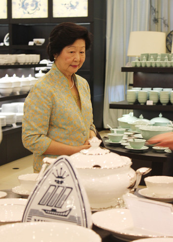 Đối với các bộ đồ ăn, tráng men để tạo độ bóng láng không bị rỗ rất quan trọng vì ngoài yếu tố thẩm mỹ, điều này còn giúp không lưu vết bẩn, tránh bám bụi, vi khuẩn... Đối với các bộ đồ ăn, tráng men để tạo độ bóng láng không bị rỗ rất quan trọng vì ngoài yếu tố thẩm mỹ, điều này còn giúp không lưu vết bẩn, tránh bám bụi, vi khuẩn...