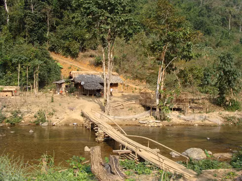 Bằng xe máy, xe đạp một bộ phận không nhỏ giới trẻ đã đi đến các vùng sâu, vùng xa trong cả nước vừa để hiểu về cuộc sống vừa giúp đỡ đồng bào dân tộc khó khăn. Ảnh: Phan Dương.