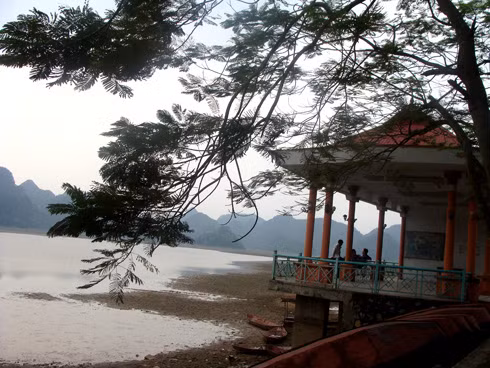 Nhiều địa điểm du lịch hoang sơ chỉ cách thủ đô vài chục km. Tại đây, các bạn có thể cắm trại, đốt lửa và tham gia các hình thức vui chơi tập thể khác. Ảnh: Phan Dương.