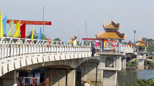 Dọc theo thân cầu có sáu vọng lâu để người dân và du khách có thể ngồi hóng mát, ngắm cảnh. Ảnh: Nguyên Linh.