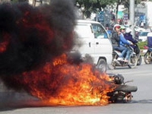 Xe SH đột nhiên bốc cháy ngùn ngụt tại ngã tư Kim Mã-Liễu Giai (Hà Nội) trưa 12/12/2011.Ảnh: Internet. Xe SH đột nhiên bốc cháy ngùn ngụt tại ngã tư Kim Mã-Liễu Giai (Hà Nội) trưa 12/12/2011.Ảnh: Internet.