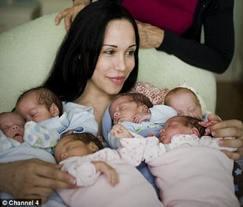 Nadya Suleman, một phụ nữ ở California, với 6 trong số 8 đứa trẻ mà cô sinh ra năm 2009. Ảnh:Channel 4. Nadya Suleman, một phụ nữ ở California, với 6 trong số 8 đứa trẻ mà cô sinh ra năm 2009. Ảnh:Channel 4.