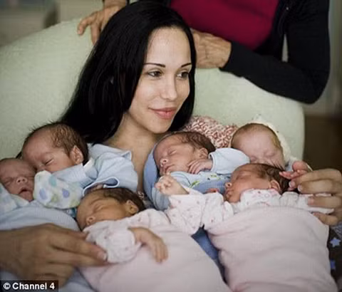 Nadya Suleman, một phụ nữ ở California, với 6 trong số 8 đứa trẻ mà cô sinh ra năm 2009. Ảnh:Channel 4.
