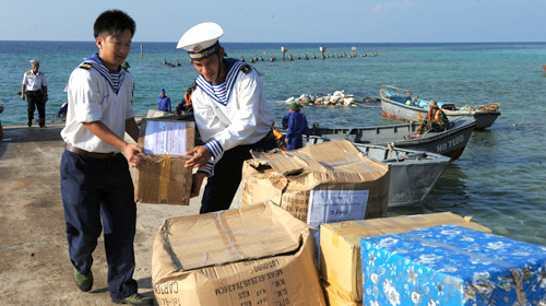 Chiến sĩ Trường Sa nhận quà gửi từ đất liền vào tháng 5/2011. Ảnh: Nguyễn Á/ Tuổi Trẻ. Chiến sĩ Trường Sa nhận quà gửi từ đất liền vào tháng 5/2011. Ảnh: Nguyễn Á/ Tuổi Trẻ.