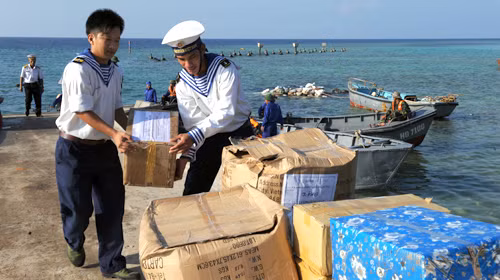 Chiến sĩ Trường Sa nhận quà gửi từ đất liền vào tháng 5/2011. Ảnh: Nguyễn Á/ Tuổi Trẻ.