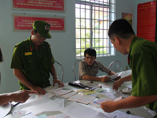 Trần Văn Chuyền (ngồi) tại Công an P.Thống Nhất. Ảnh: Kim Cương. Trần Văn Chuyền (ngồi) tại Công an P.Thống Nhất. Ảnh: Kim Cương.