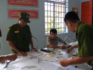 Trần Văn Chuyền (ngồi) tại Công an P.Thống Nhất. Ảnh: Kim Cương.