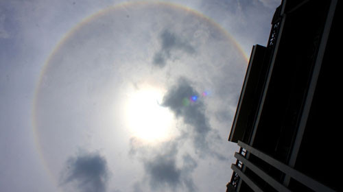 Quầng mặt trời xuất hiện từ 10g50 đến khoảng 12g25. Ảnh: Đại Việt. Quầng mặt trời xuất hiện từ 10g50 đến khoảng 12g25. Ảnh: Đại Việt.