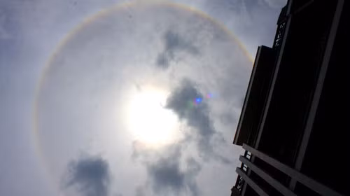 Quầng mặt trời xuất hiện từ 10g50 đến khoảng 12g25. Ảnh: Đại Việt.