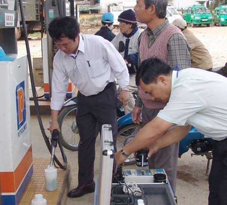 Kiểm tra chất lượng xăng dầu. Ảnh minh họa: Internet. Kiểm tra chất lượng xăng dầu. Ảnh minh họa: Internet.