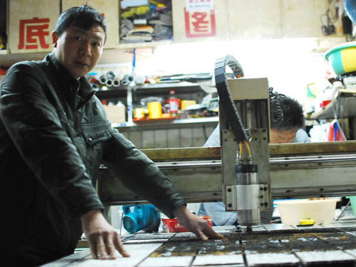 Trong khi đó, những người lao động vẫn miệt mài làm việc trong xưởng. Trong khi đó, những người lao động vẫn miệt mài làm việc trong xưởng.