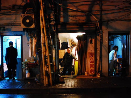 Những người lao động khác trở về căn nhà bé nhỏ tồi tàn của mình sau một ngày làm việc vất vả. Những người lao động khác trở về căn nhà bé nhỏ tồi tàn của mình sau một ngày làm việc vất vả.